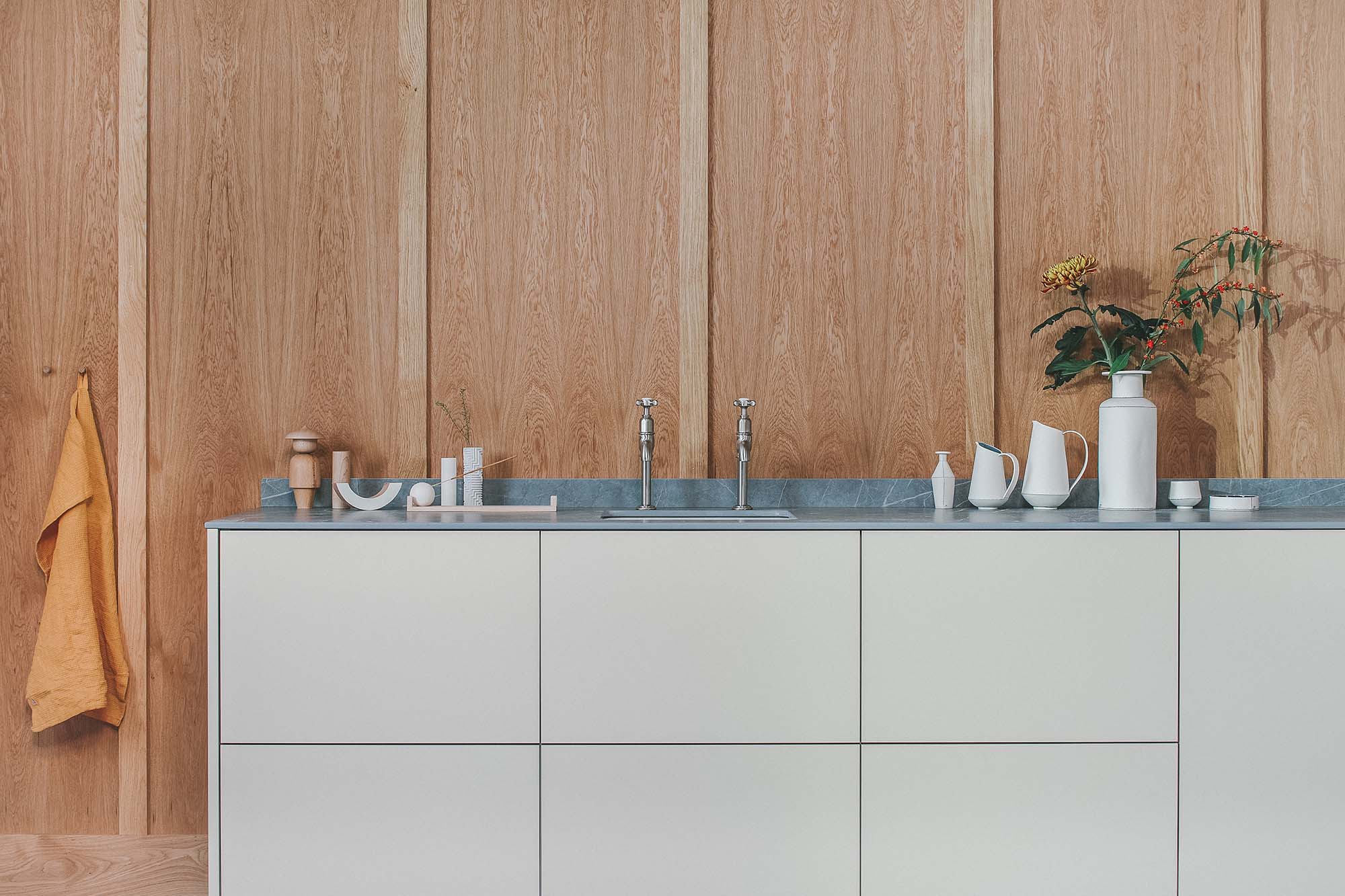 Husk's Avon Gorge Kitchen, featuring ply-edged FENIX kitchen fronts in Bianco Male.