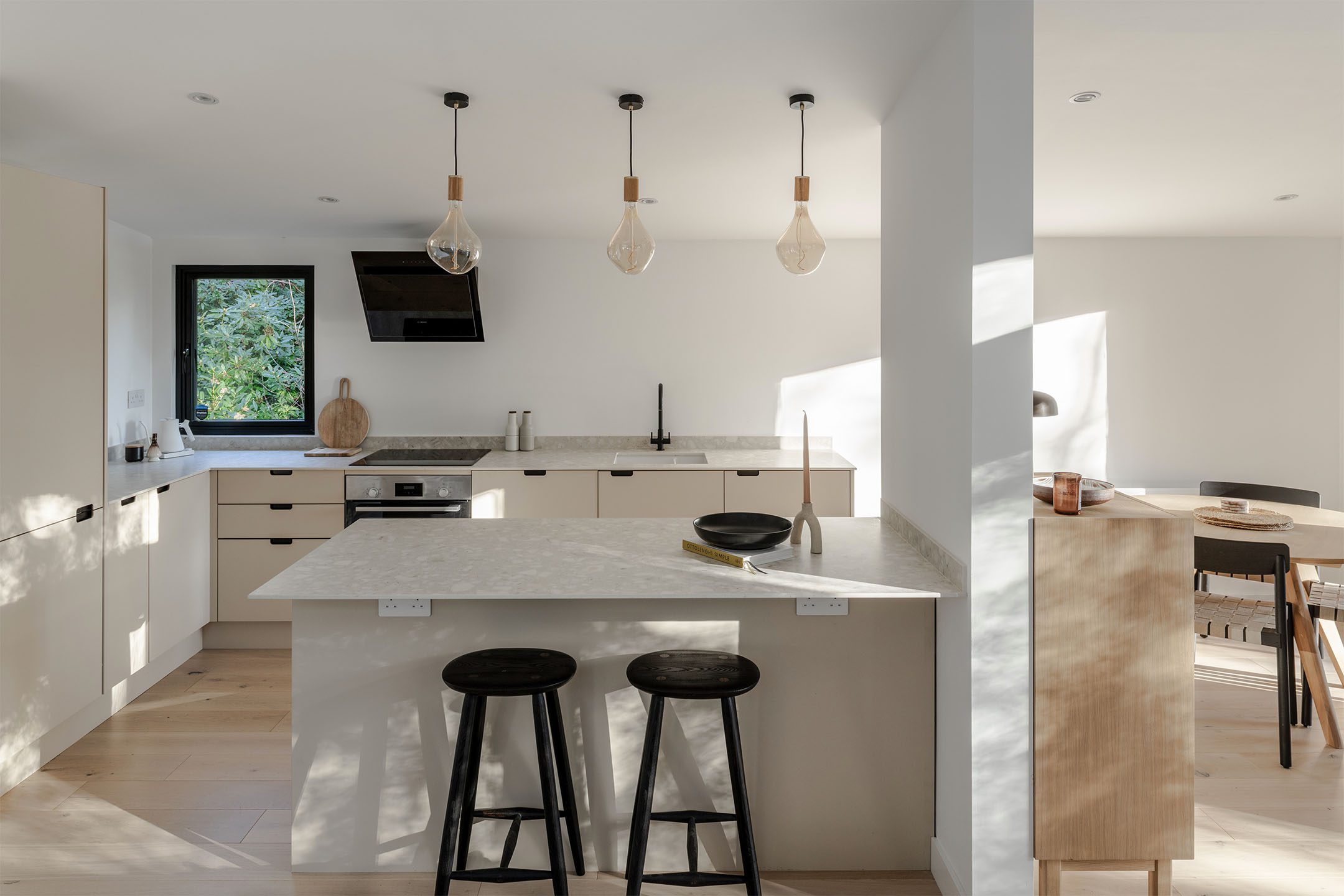 A light and airy kitchen in Fritton Lake, Norfolk, featuring HUSK fronts & Neolith worktops.