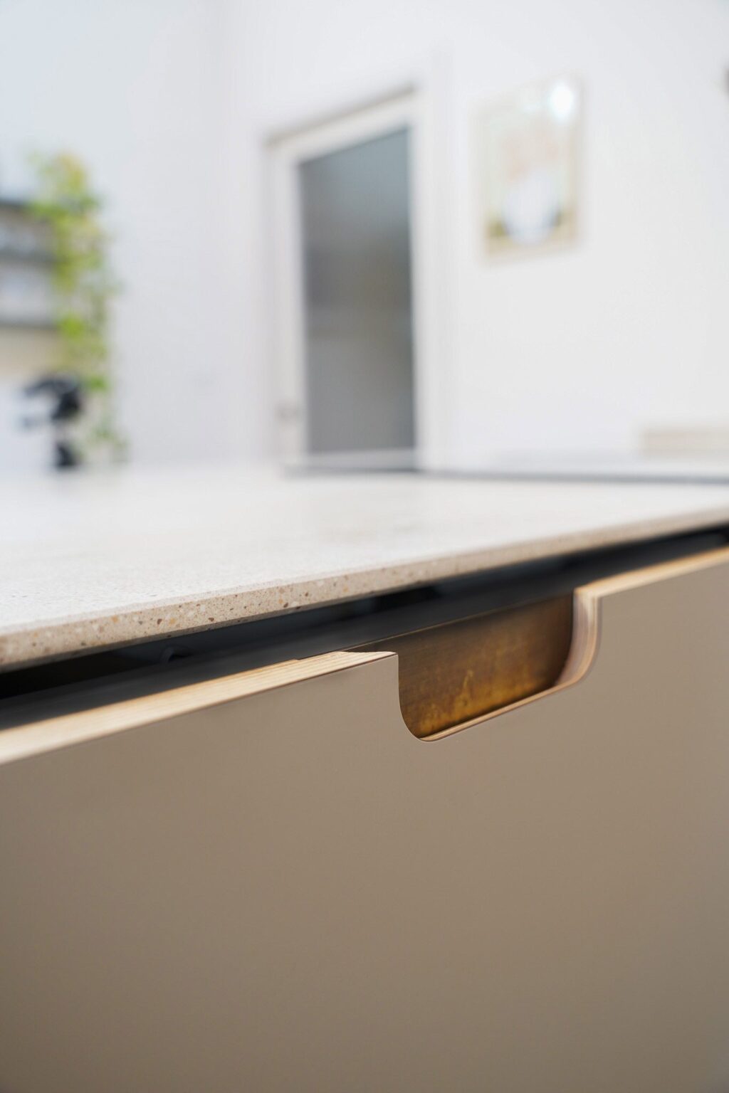 Intergrated scallop kitchen handles with brass background