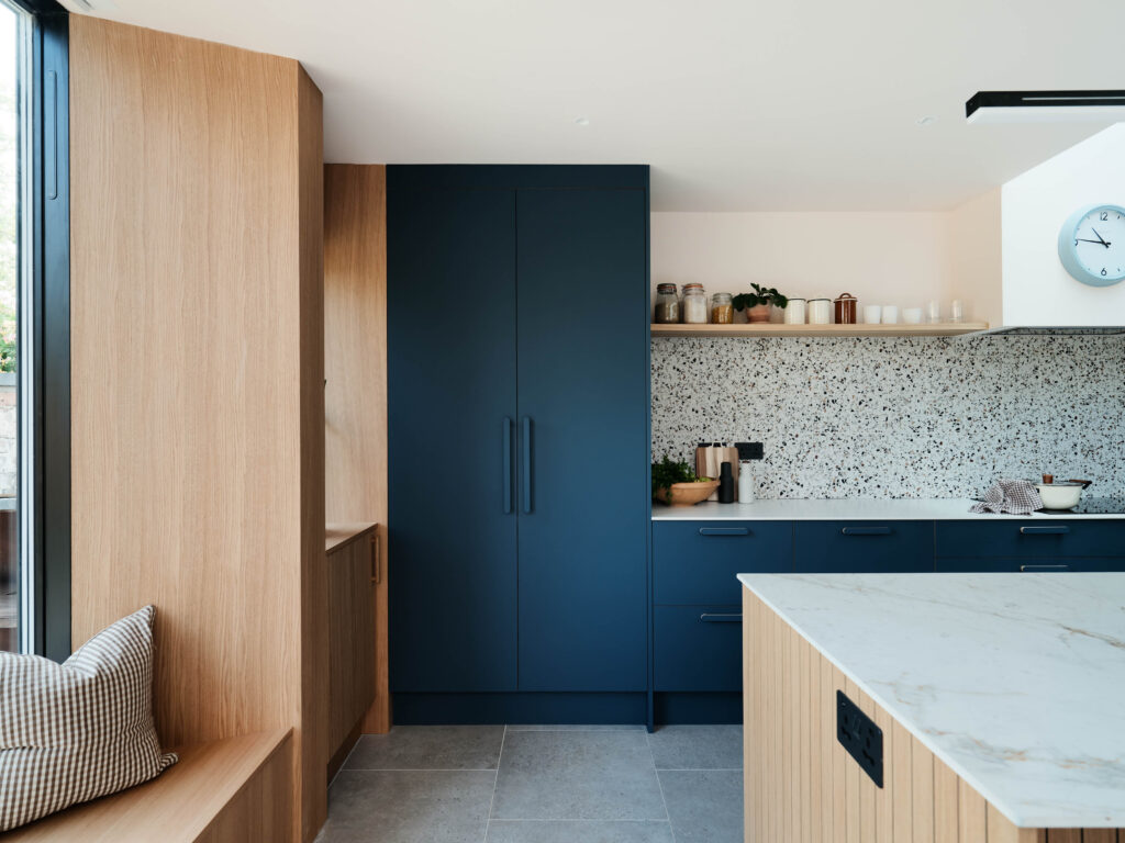 FENIX Blu Shaba pantry paired with natural oak veneer and Neolith Abu Dhabi splashback